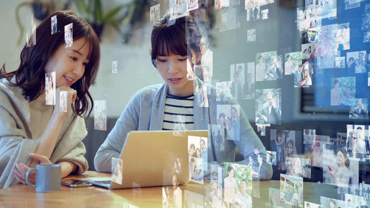 パソコンで情報を確認する女性